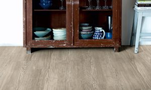 pin de chalet gris planche